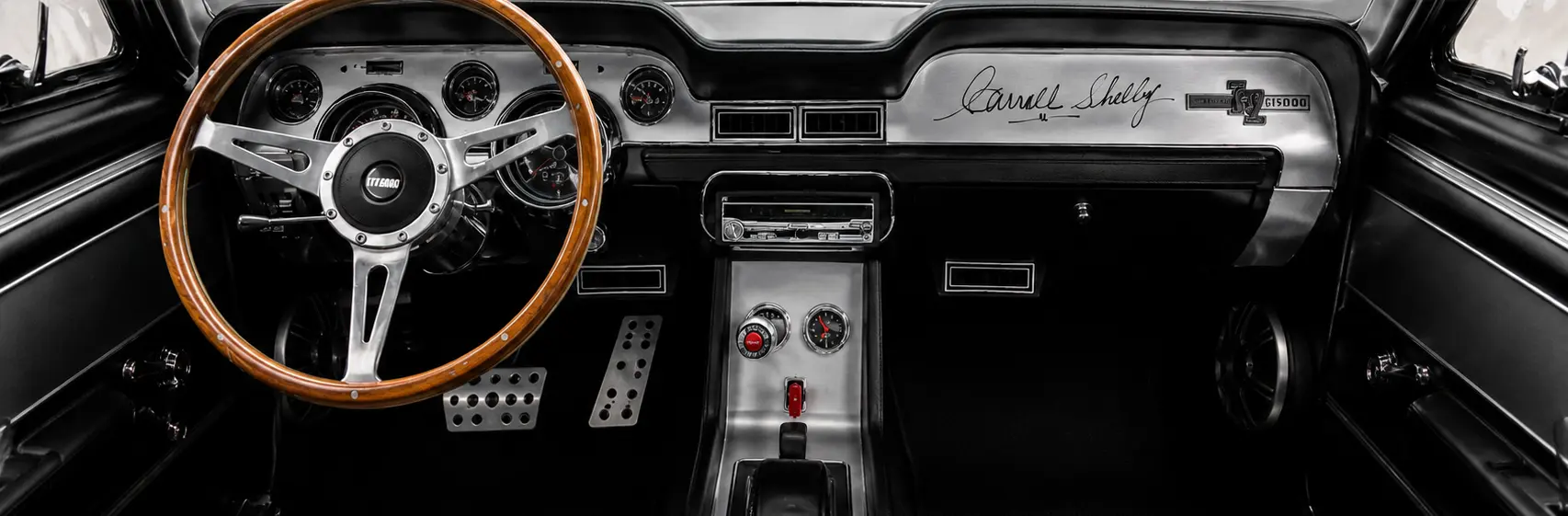 Steering wheel and cockpit